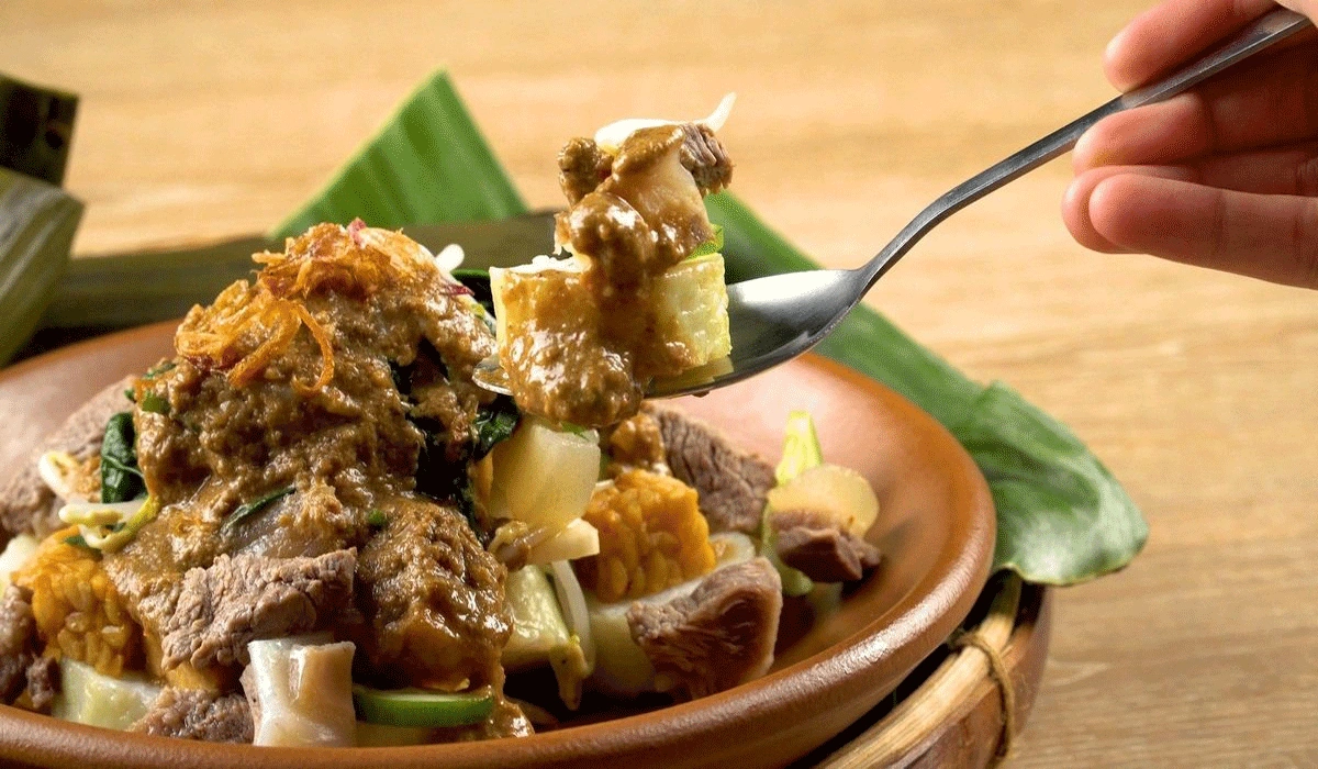 Rujak Cingur: Kuliner Ikonik Surabaya dengan Cita Rasa Unik